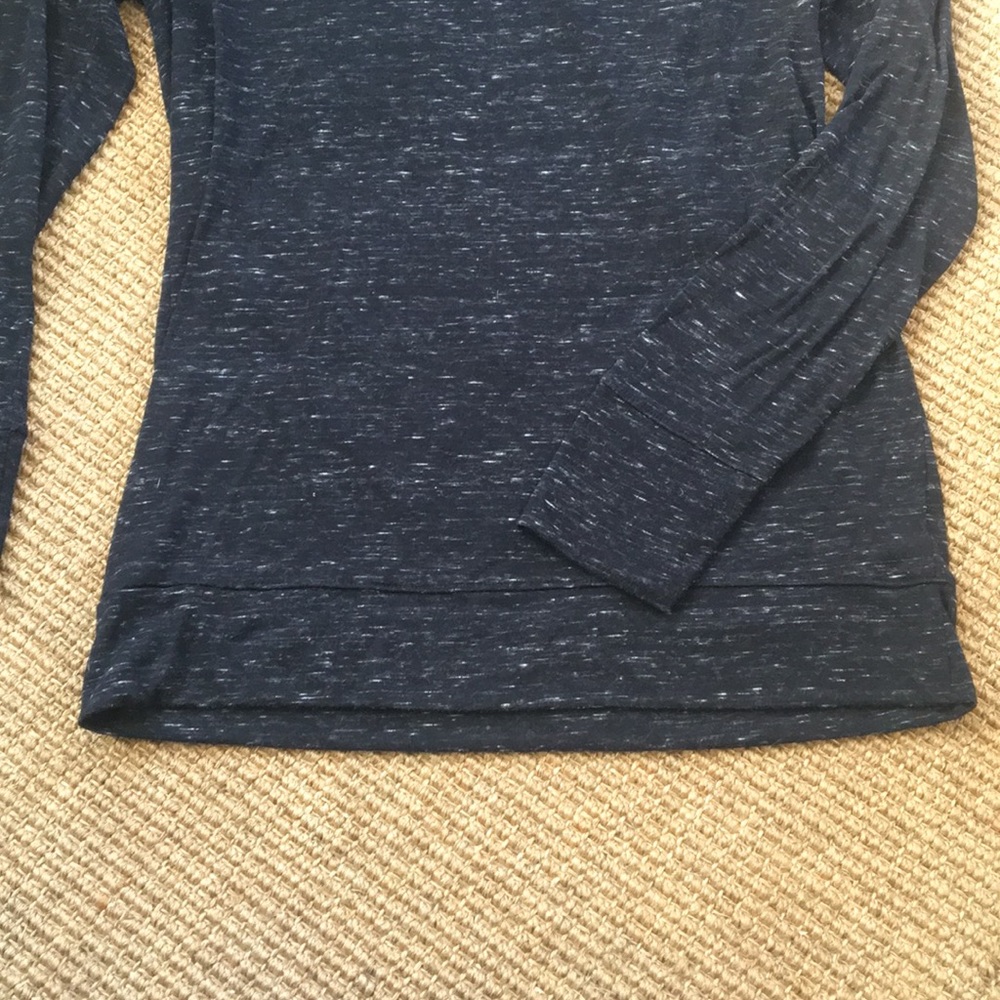⭐️ 3 for $15⭐️Long sleeve Black heathered shirt - Picture 4 of 4